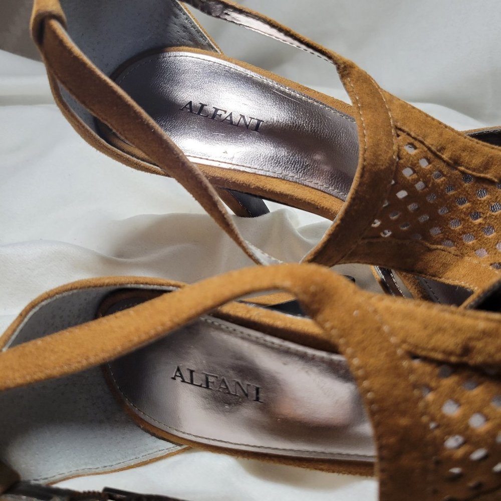 Shoes - Picture 2 of 4